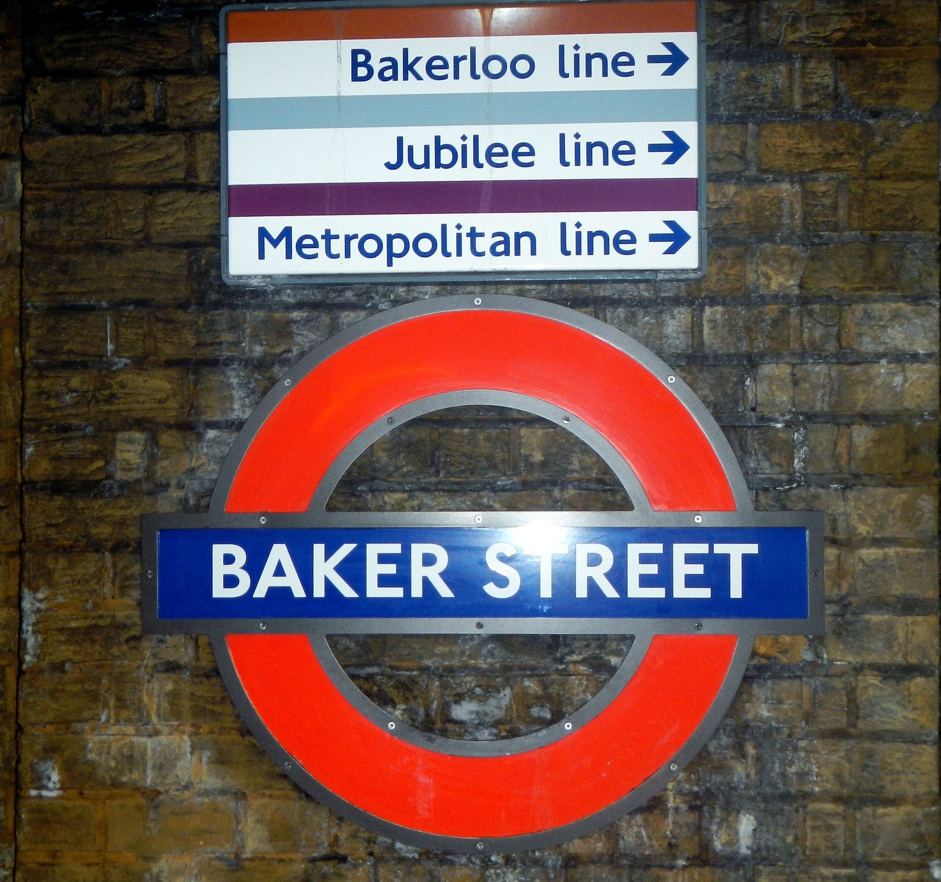 23.11. Wir räumen das Zimmer lassen unsere Koffer aber im Luggage Room bei der Reception. Nach dem Frühstück wollen wir noch zu Madame Tussauds, natürlich mit der Tube...