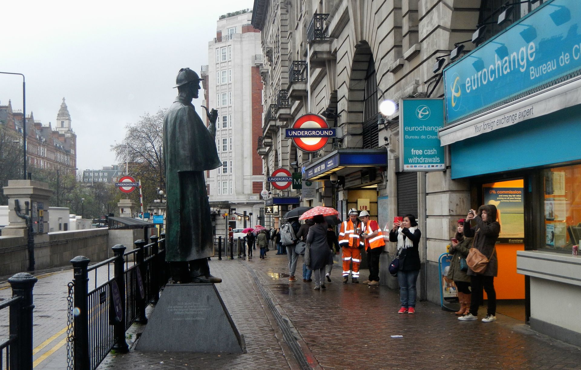Bekannt geworden ist die Baker Street durch die 1886/1887 entstandene Romanfigur Sherlock Holmes.  Sherlock Holmes wohnt in den Erzählungen unter der fiktiven Adresse Baker Street 221b.