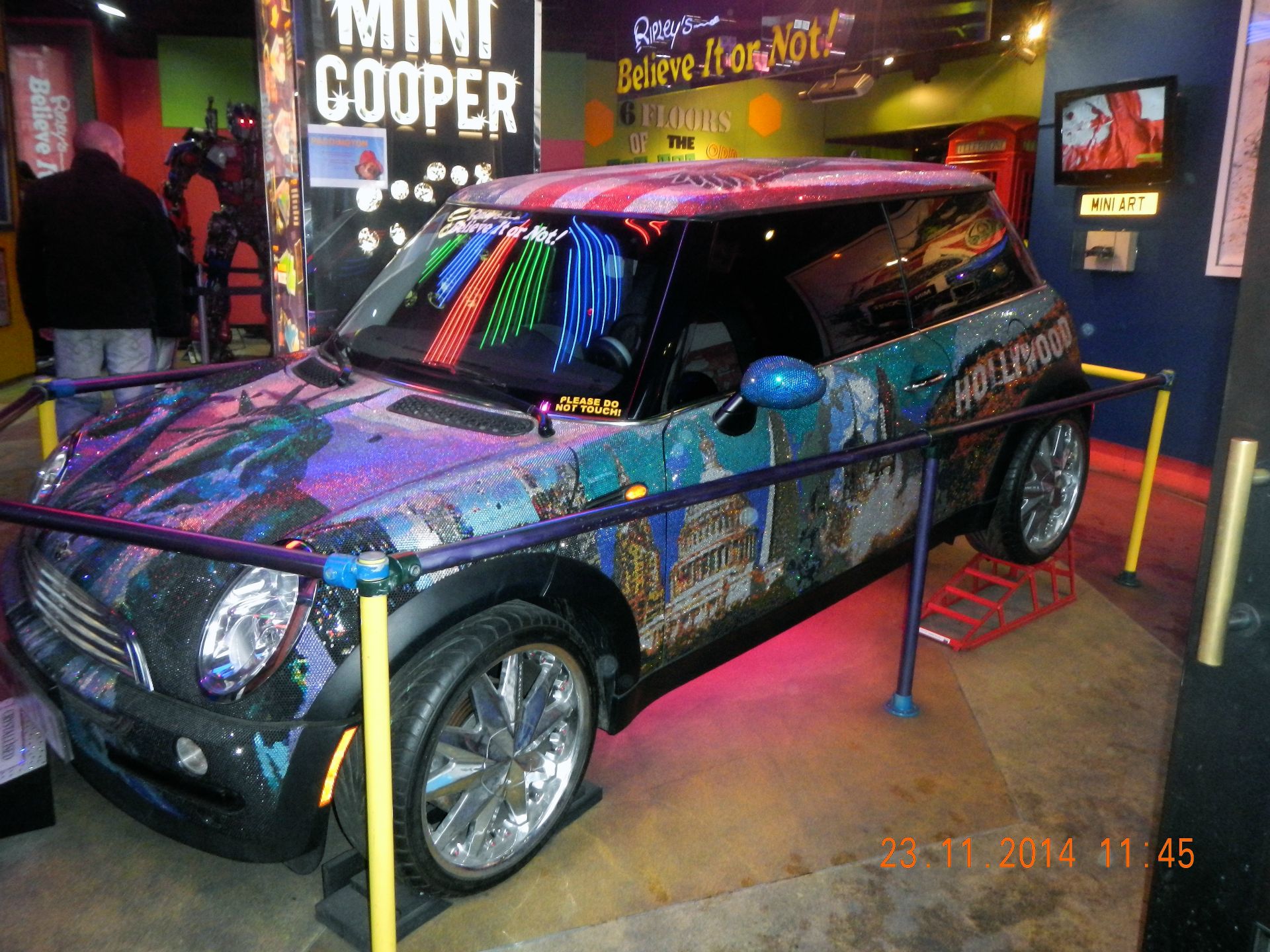 Bevor der Flieger geht wollen wir noch ein wenig shoppen, doch leider schüttet es inzwischen wie aus Kübeln. Einmal die Regent Street zu Fuss und wir sind durch und durch nass!