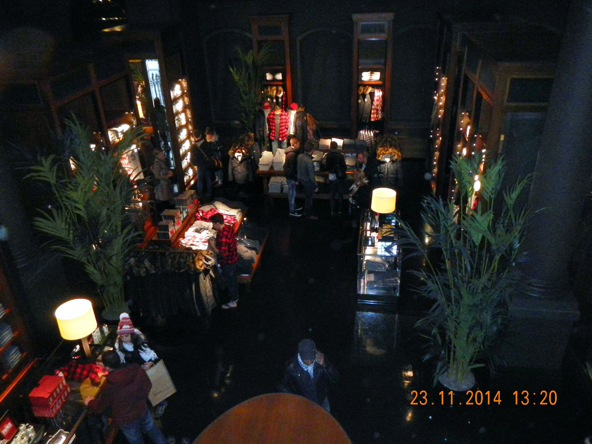 ...und auch ich finde ein paar brauchbare Klamotten. Um 13 Uhr fahren wir zurück ins Hotel, holen unsere Koffer und machen uns auf zum Flughafen Luton. Ab King’s Cross / St. Pancras nehmen wir den Expresszug zum Flughafen...