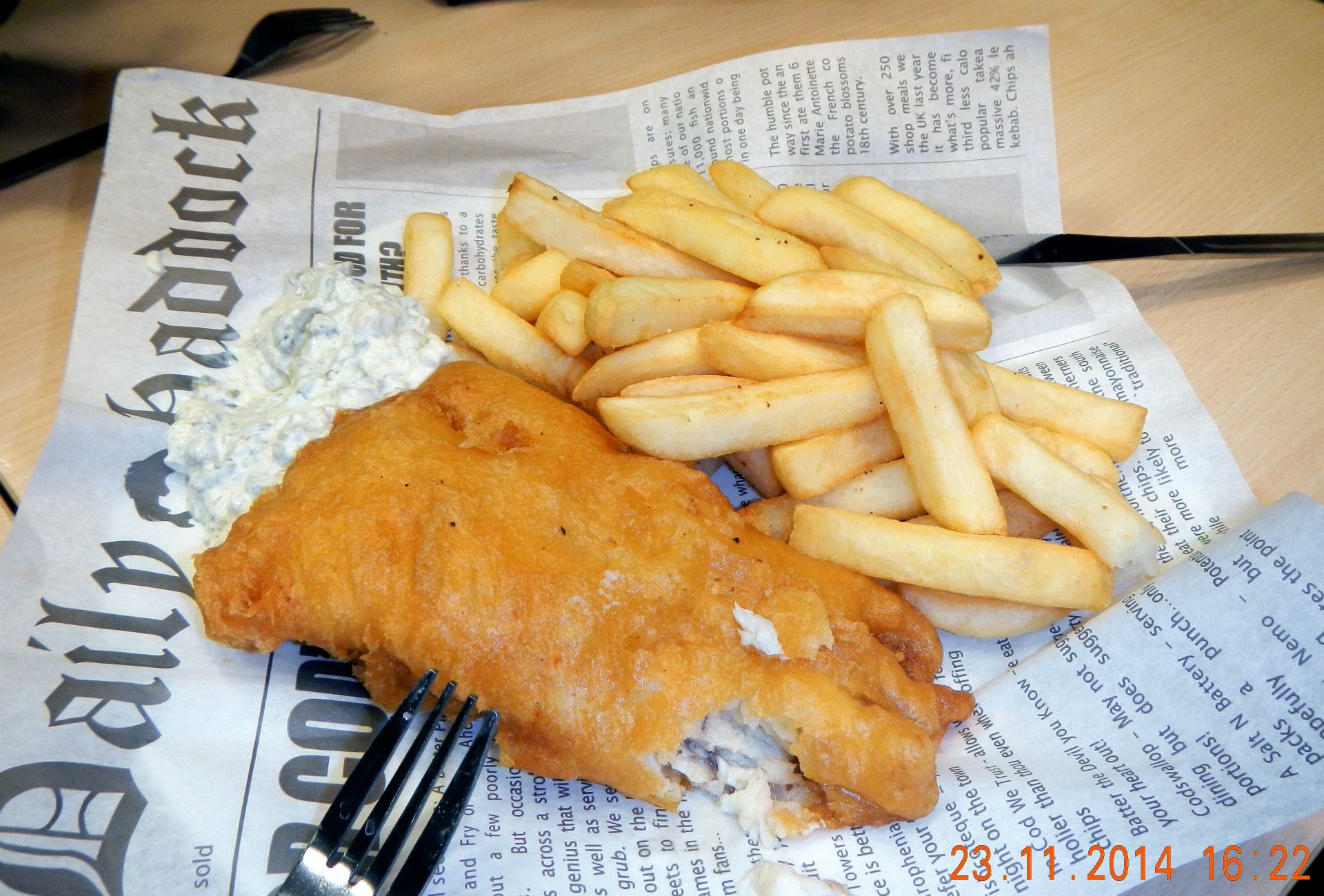 Bis zum Checkin haben wir noch Zeit und Hunger, es gibt leckere  Fish 'n' Chips, natürlich auf Zeitungspapier...