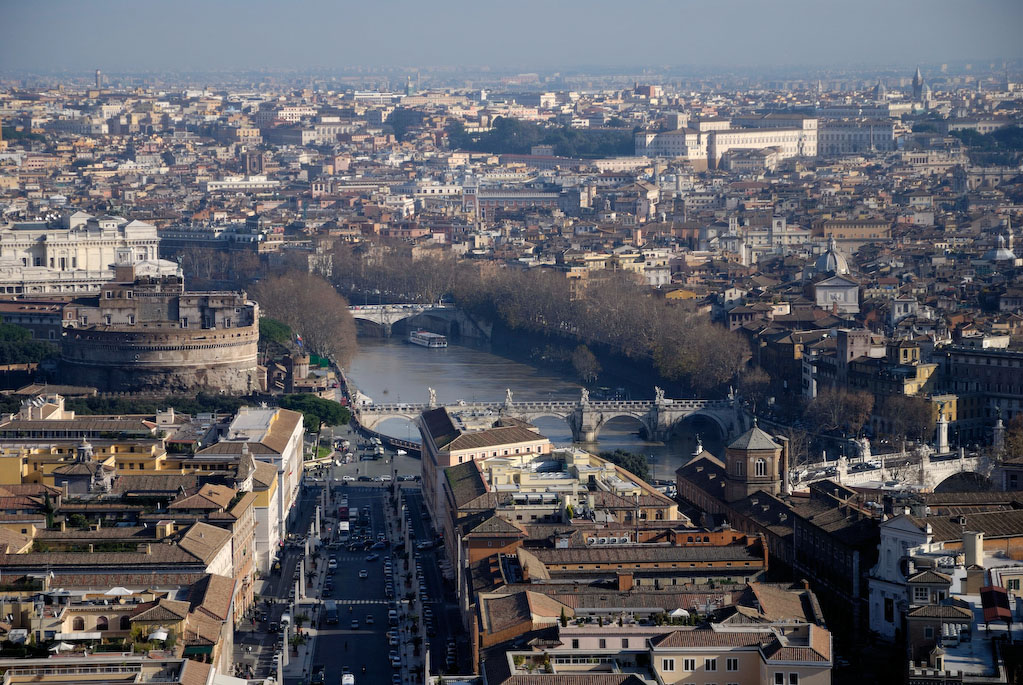 Blick von der Kuppel des Petersdoms auf die Engelsburg, Ponte S.Angelo und Tiber