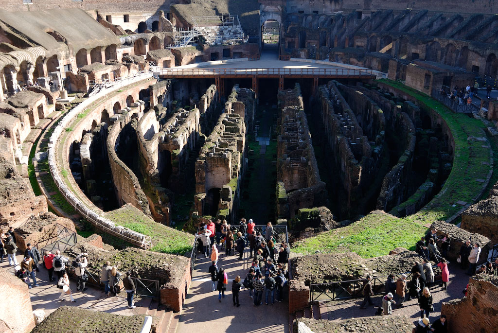 Kolloseum, die Arena und Kammern unter der Arena.