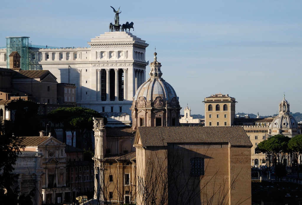 Forum Romanum, Blick auf die Curia (hier tagte der Senat, 29 v.Chr.), Kirche Santa Luca e Martina, dahinter die "Schreibmaschine"