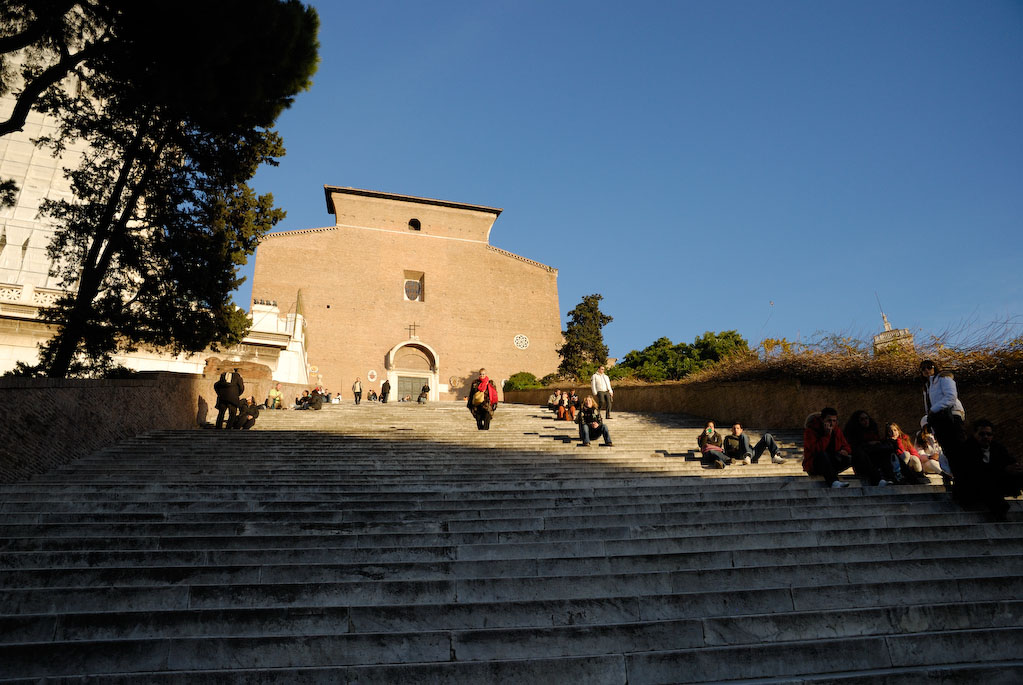 Piazza d´Aracoeli, Treppe (1348) zur Kirche Santa Maria in Aracoeli.
Ein Aberglaube besagt, dass das Hinaufrutschen zur Kirche auf Knien zu einem Lotteriegewinn führt !...naja.....