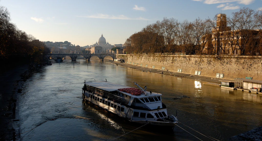 der Tiber, Blick von der Ponte Umberto Richtung Ponte S.Angelo und Vatikan.