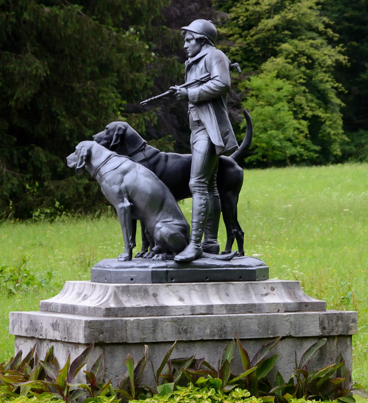 der “Lauscher”, Skulptur aus Edelerz (ein Geschenk der Königin von England an Kaiserin Elisabeth), im Eingangsbereich der Villa