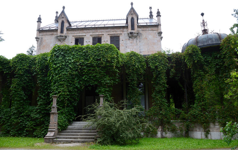 Die Villa ist von einem ausgedehnten Park im englischen Stil umgeben. Der Park, das Marmorschlössl – das seit 1978 das Photomuseum der Oberösterreichischen Landesmuseen beherbergt - und alle Nebengebäude wurden vom Hofgärtner Franz Rauch gestaltet. Das gesamte Ensemble in seiner heutigen Form wurde erst 1860 fertiggestellt, da in den Sommermonaten wegen der Anwesenheit der kaiserlichen Familie nicht gebaut werden durfte. Der Springbrunnen aus weißem Marmor vor dem Mitteltrakt wurde 1884 von Viktor Tilgner geschaffen.