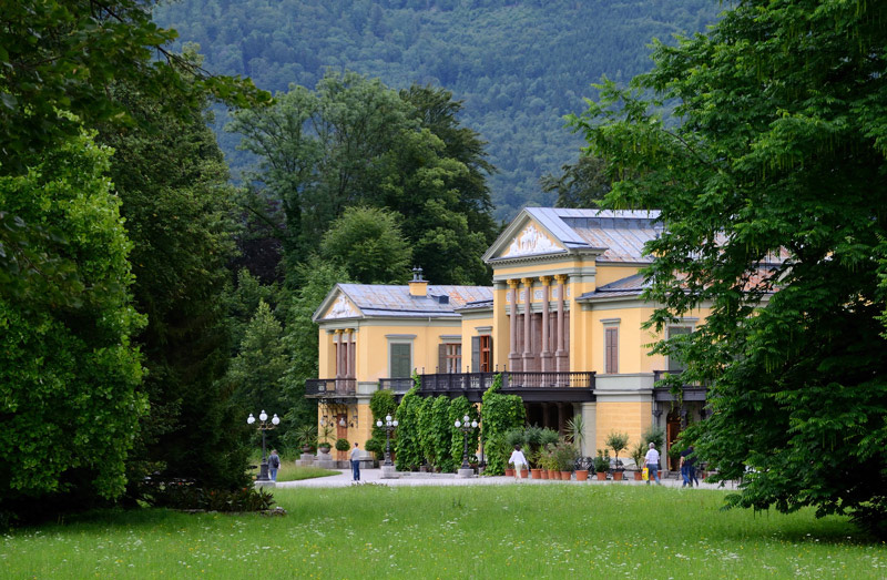 n den folgenden Jahren wurde die Villa im neoklassizistischen Stil von Antonio Legrenzi umgebaut und erweitert. Der schon bestehende Mitteltrakt wurde parkseitig ausgebaut, wodurch die ursprüngliche Rückseite des Hauses zu einem repräsentativen Eingang mit klassizistischen Säulen und Tympanon wurde. Zusätzlich entstanden zwei Seitenflügel, die dem Gesamtbauwerk die Form eines „E“ verliehen, was auf eine mögliche Hommage des Bauherrn an seine Ehefrau hindeutet.