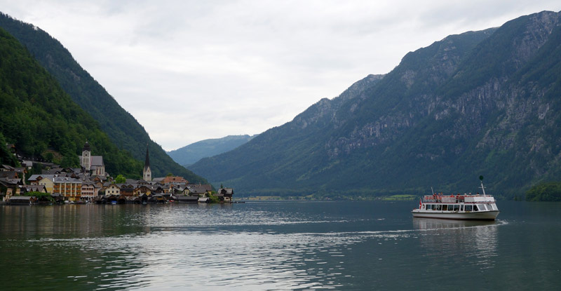 Am Nachmittag reisten wir am Wolfgangsee vorbei weiter nach Hallstatt. Hallstatt liegt im inneren Salzkammergut am Hallstätter See. Auf dem schmalen Uferstreifen zwischen den steil aufragenden Bergen drängen sich die Häuser dicht aneinander, sind teilweise sogar mit Pfählen in den See gebaut. Im Wesentlichen besteht der Ort aus einer Straße und dem kleinen Marktplatz. Die Ausdehnung beträgt von Nord nach Süd 9,1 km, von West nach Ost 13,2 km. Die Gesamtfläche beträgt 59,8 km²