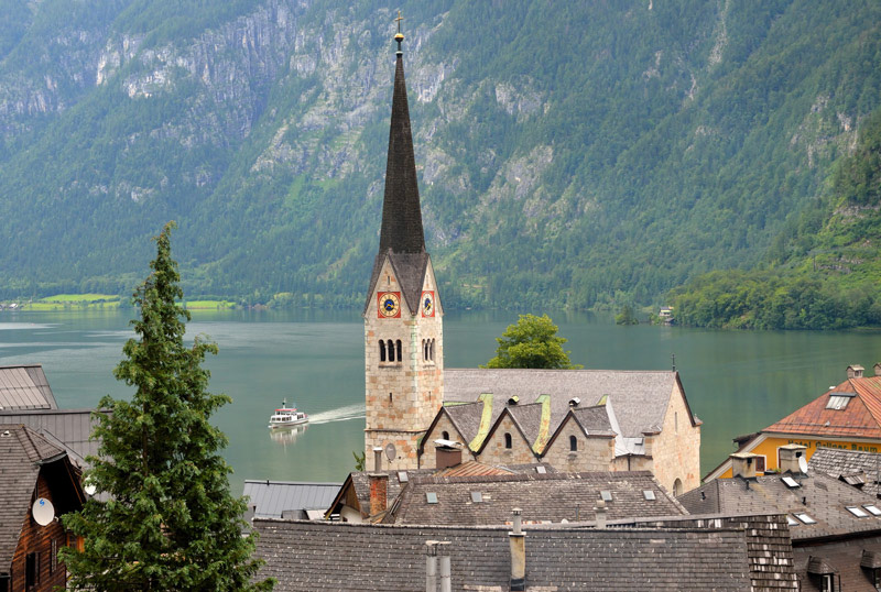 Noch bis zum Ende des 19. Jahrhunderts konnte man Hallstatt nur mit dem Schiff oder auf schmalen Saumpfaden erreichen. Im Ort selbst hatte man den geringen Raum zwischen Berg und See bis aufs Letzte genutzt. Verbindungen zwischen den am See stehenden Häusern gab es nur per Boot oder über den oberen Weg, einen schmalen Gang über Dachböden. Erst 1890 errichtete man eine Straße nach Hallstatt entlang des Westufers, die streckenweise in den Fels gesprengt wurde.