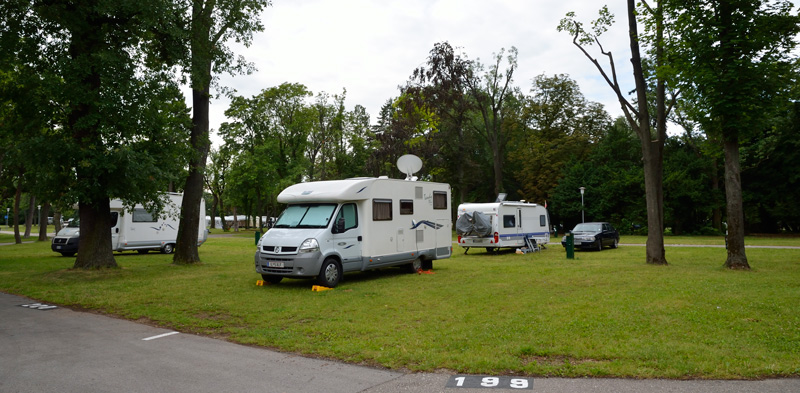 25.6. Weiterfahrt über die A1 nach Wien und CheckIn am fast leeren Camping Wien Süd an der Breitenfurterstrasse. Mit dem Bus und der Tram weiter in die City, wo wir mit Nina Und Peter verabredet waren.