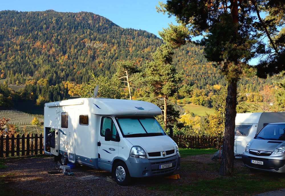 Zwischen Obstgaerten und Wald befindet sich der  terrassenfoermig angelegten Campingplatz in Voellan bei Lana. Wir geniessen das Panorama auf 650m Meereshoehe ueber dem Etschtal bei Meran. Am Abend planen wir mit Hilfe des Internets bei einem Glas suedtiroler Rotwein die Trekkingrouten rund um Voellan fuer die naechsten Tage.