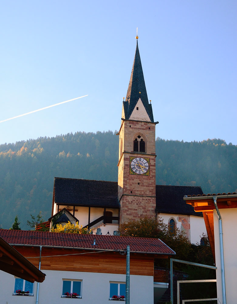 Oberhalb von Lana, etwa 3 km Richtung Gampenpass, liegt Voellan umgeben von Obstanlagen und Wiesen. Voellan, ein Ortsteil der Gemeinde Lana, liegt auf einer Meereshoehe von 702 m und wird auch gerne als Luftkurort bezeichnet. Durch seine Lage am sonnenverwoehnten Hang oberhalb von Lana eignet sich der Ferienort besonders fuer Wanderungen und Mountainbike-Touren.