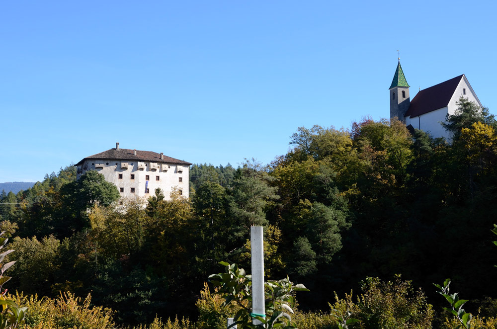 ...Etwa bei Halbzeit der Tour das Schloss Katzenzungen bei Prissiano...