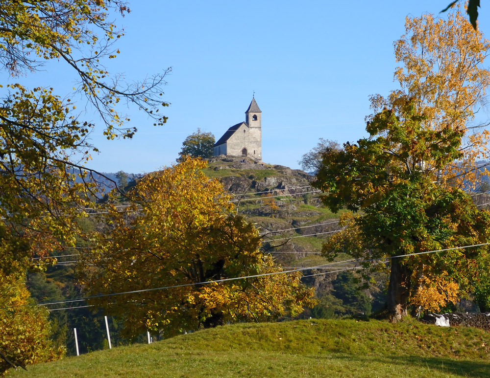 ...Vorbei geht es an der Kapelle St. Hippolyth, Bereits in der Jungsteinzeit, ab etwa 4.000 v. Chr., bestand auf dem Hügel von St. Hippolyt eine Siedlung. Er ist nicht nur einer der geschichtsreichsten Orte in Südtirol, sondern lockt auch mit einer wunderbaren Aussicht über das Etschtal. Es ist kein Zufall, dass auf dieser Anhöhe ein Kirchlein errichtet wurde. Wie so oft, wollte man auf diese Weise eine urgeschichtliche, heidnische Kultstätte christianisieren...