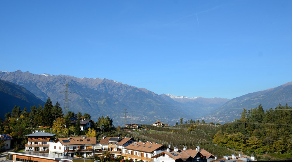 ...Völlan, links auf dem bewaldeten Hügel der Campingplatz, dahinter unten im Etschtal Lana und Meran. Um 16:00 Uhr sind wir wieder zurück am CP. Wir trinken noch ein Gläschen, gehen aber bald zu Bett und freuen uns schon auf die morgen folgende Königsetappe...