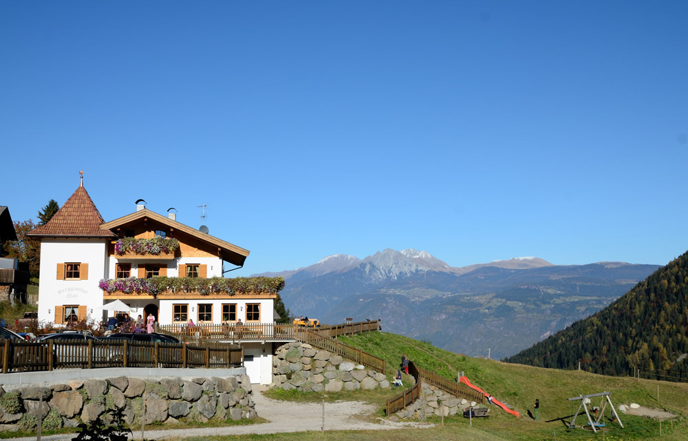 ...der Natzhof in Platzers, 1270 m, wir geniessen noch das ein oder andere Bierchen in der schönen Umgebung, machen uns aber um 14:00 Uhr auf den Rückweg, es sind ja noch ein paar Kilometer zurück bis zum CP.