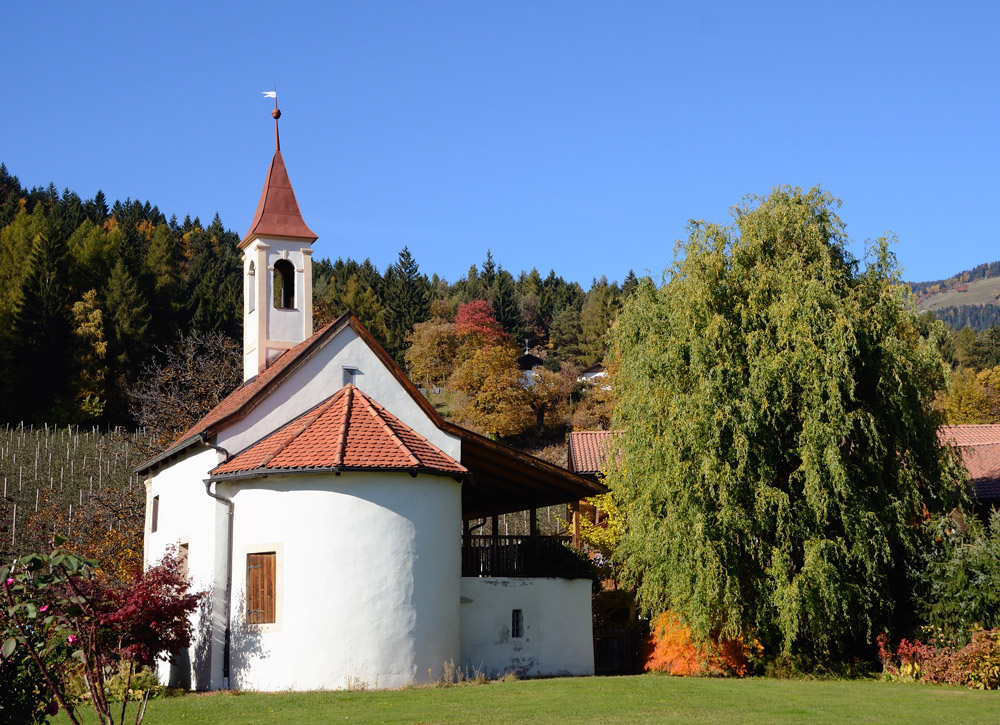 ...weiter geht´s zur Kirche St. Magdalena mitten im Obst- und Weinanbaugebiet...