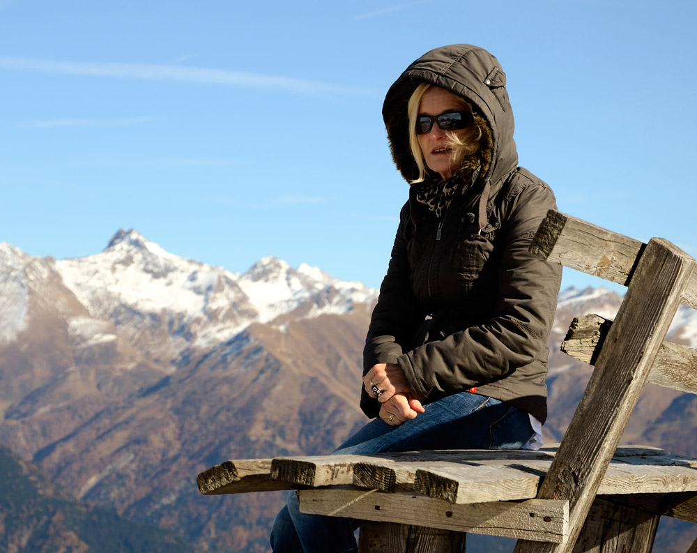 ...Umgeben von mächtigen Dreitausendern, Daniela am Penser Joch (im Hintergrund die Kreuzspitze)...