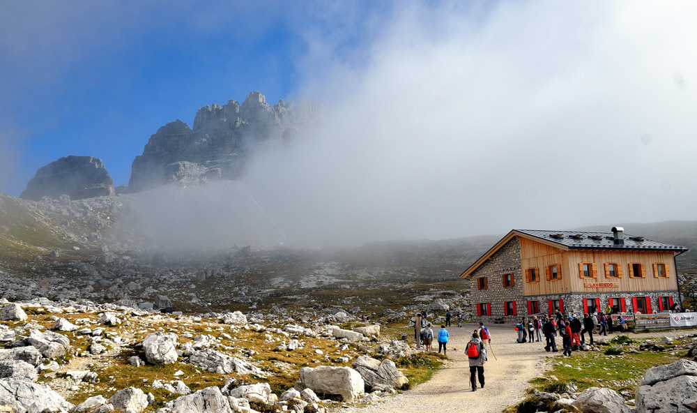 Kurz darauf erreichen wir die Lavaredoh�nterm Paternsattel, kurze Rast vorm Anstieg...