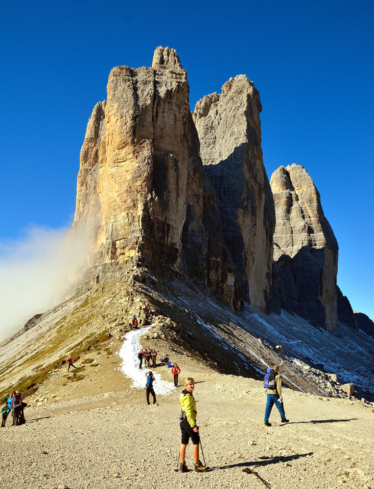 und am Patern-Sattel (2454m), dahinter die 3 Zinnen...