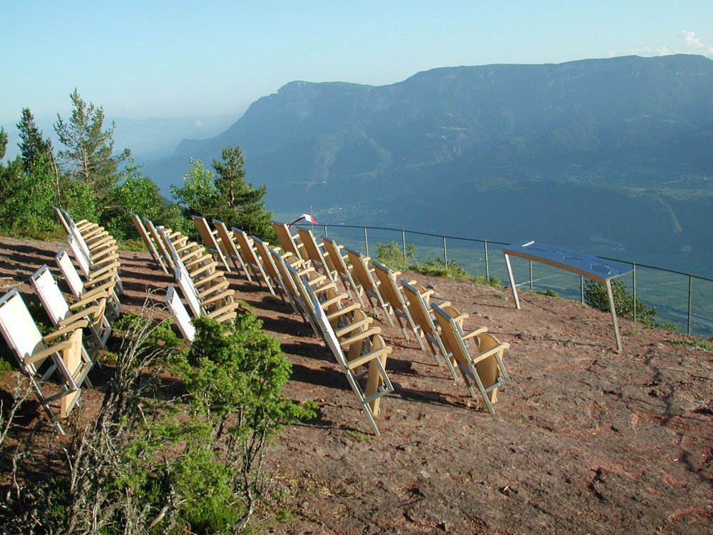 Das Knottnkino, das im Jahr 2000 vom Bozner K�r Franz Messner geschaffen wurde, besteht aus 30 wetterfesten Klappsesseln aus Stahl und Kastanienholz. Sie dienen dem Wanderer als Aufforderung, Platz zu nehmen und die Aussicht in wechselndem Licht mit treibenden Wolken wie in einem Kino zu genie�n, bei dem die Natur die Regie f�Es besteht auf diese Weise je nach Wetter, Wind, Sicht und Helligkeit aus dem Kinosessel heraus ein sich stets �ernder Ausblick auf das Etschtal mit dem Meraner Becken einschlie�ich Seitent�rn und angrenzenden Bergen.