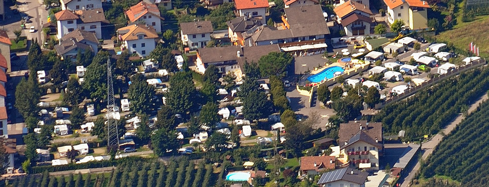 ...Schlosshof Camping in Lana ist ein sch�, ruhiger Platz mit grossem, modernen Wellnessbereich mit 104 Parzellen, von denen 101 bei unserer Ankunft belegt sind, also ist eine Auswahl schnell getroffen ---> selber schuld wenn man so wie ich meint nicht reservieren zu m�..trotzdem geniessen wir den Aufenthalt und benutzen jeden Abend f� Stunden das Hallenbad...