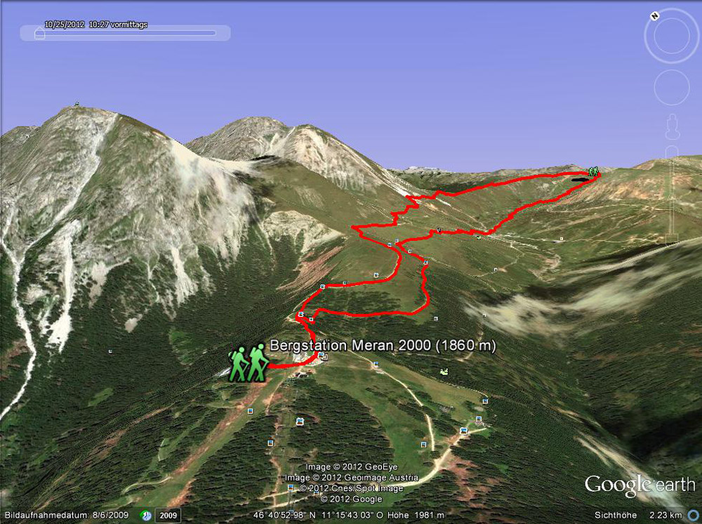 25.10.  Das Wetter meint es heute gut mit uns. Um 9:30 Uhr starten wir den Roller und fahren die paar Kilometer zur Talstation der Gondelbahn Meran 2000. Unser Ziel für heute ist die Kesselberghütte auf 2300 m. Eine 11 km lange Rundwanderung durch die schöne Südtiroler Bergwelt erwartet uns...