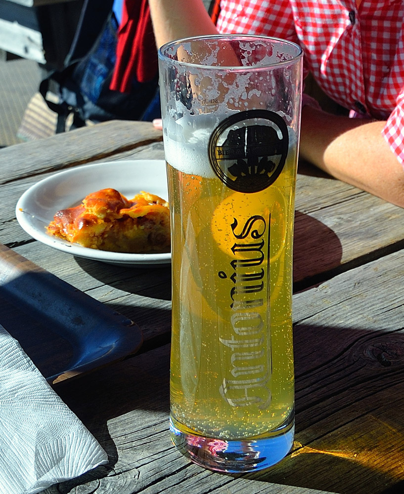 ...Einkehr in die Kesselberghütte, wir sind schneller oben als geplant und somit können wir das Kaiserwetter bei Jause, Bierchen & Kaffee richtig geniessen...