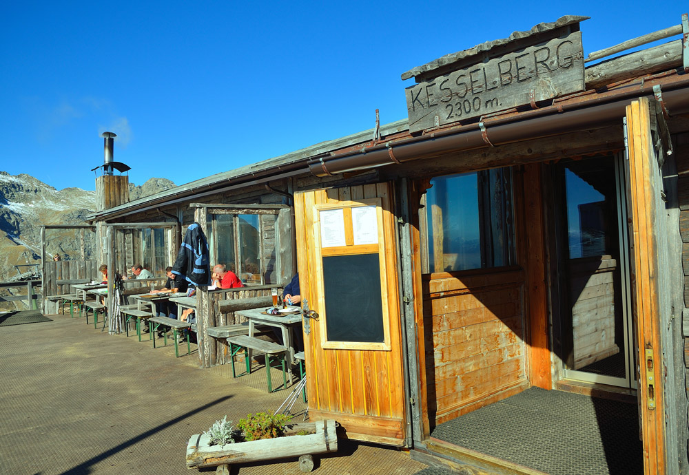 ...Die Kesselberghütte ist auf 2.300m eine urige Einkehr und bietet seinen Gästen neben Südtiroler Spezialitäten einen 360° Blick auf der großen Sonnenterrasse: im Westen erheben sich die Plattingerspitze, der Ifinger und die Texelgruppe, im Osten erstrecken sich die Sarntaler Alpen mit dem Penserjoch, die Geißler-Gruppe, die Fermeda Türme, der Lang- und Plattkofel, die Marmolada und das Rittner Horn. Im Hintegrund sind die Spitzen der Zillertaler und Stubaier Alpen deutlich zu erkennen. Richtung Süden zeigt sich die Ortlergruppe, Adamello, Presanella und Brentagruppe, nach Westen hin erstreckt sich das Ski- und Wandergebiet Meran 2000...