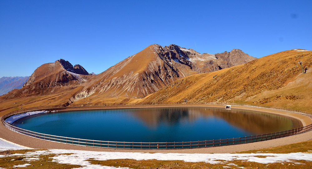 ...langsam machen wir uns auf den Rückweg, der Ifinger, Hinterer und Vorderer Plattinger im Gebiet Meran 2000, im Vordergrund das Wasserreservoir fürs Schigebiet...