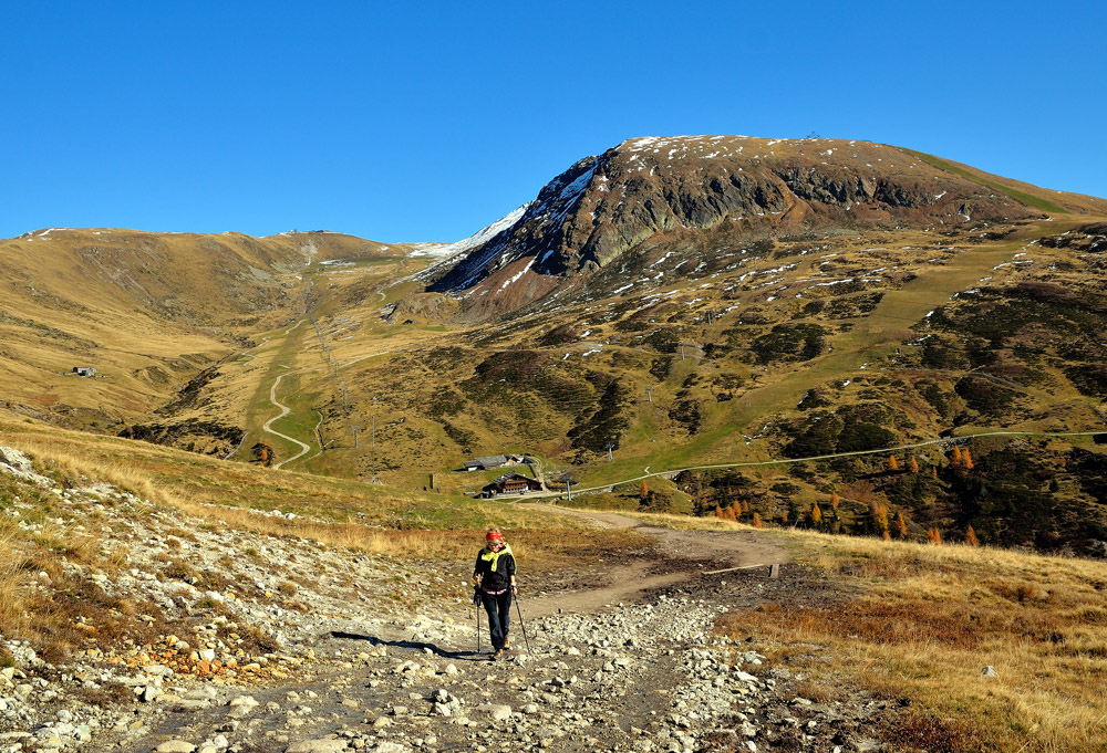 ...die Kirchsteigeralm lassen wir links liegen, gut gelaunt wandern wir weiter in Richtung Bergstation Meran 2000...