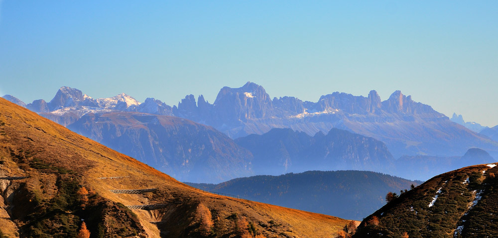 ...immer wieder zeigen sich links von und die Dolomiten...