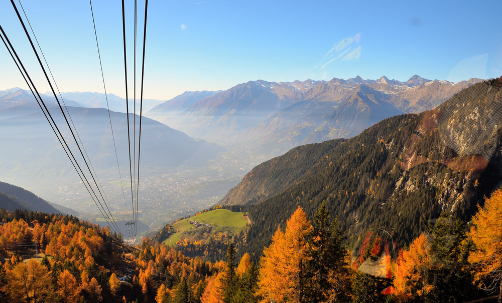 ...mit der Gondelbahn runter nach Meran, rechts die Texelgruppe...