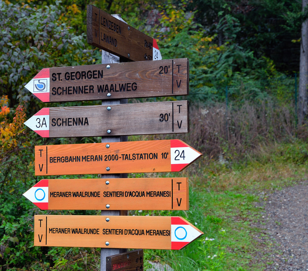 ...um 10:00 Uhr starten wir mit dem Roller zum Ausgangspunkt den Parkplatz der Ifinger Bergbahn. Den Weg kennen wir ja von gestern und darum können wir schon 15 Minuten später den Rucksack umschnallen und los geht´s auf gut markiertem Weg...