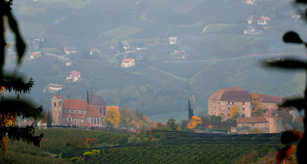 ...Blick auf Schloss Schenna (rechts)...