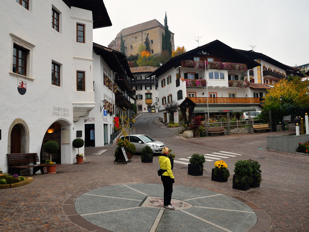 ...Schenna liegt wie eine Sonnenterrasse über Meran mit einem Blick über die Kurstadt, bis in den Vinschgau, über das Passeiertal und das Etschtal. In dieser Gegend liegen mehr als 200 Kilometer markierte Wanderwege und Pfade durch Wein- und Apfelgärten. Im Dorf Schenna gibt es viel zu entdecken...