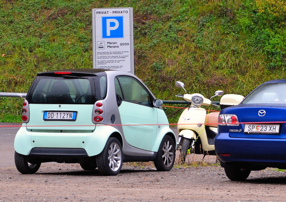 ...unser fahrbarer Untersatz ist auch noch da, anschliessend fahren wir zurück zum CP. Am Abend erfreuen wir uns noch ein paar Stunden im warmen Wasser des Hallenbades und öffnen später ein Fläschen (natürlich südtiroler) Rotwein im WoMo, welcher uns einen tiefen Schlaf bringt :-) ...