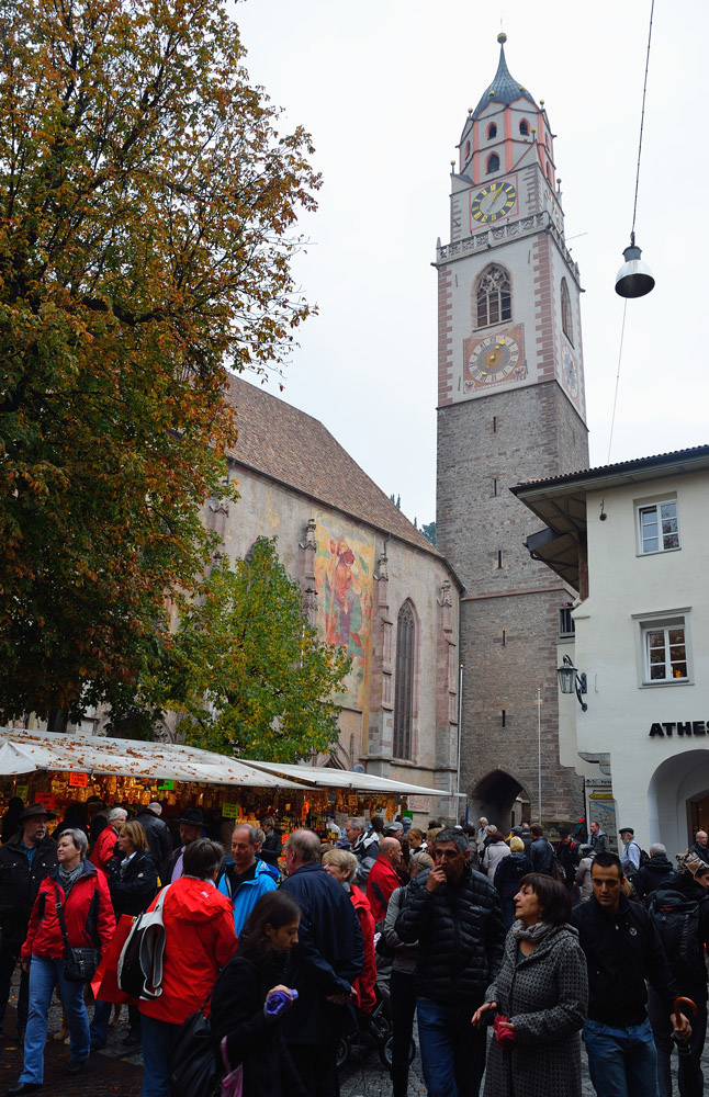 ...Meran, Domplatz, es ist Markt und tausende Touristen bevölkern die Stadt, es ist heute eben kein Wanderwetter, aber zum Shoppen und Flanieren reichts...