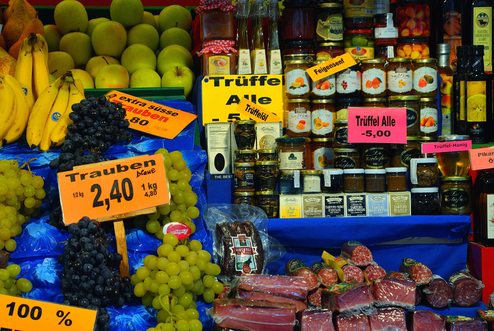 ...Meran, Domplatz...Spezialitätenmarkt...