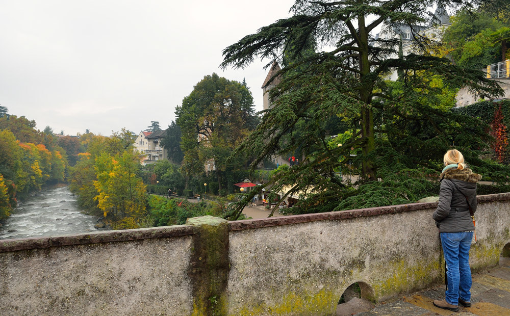 ...Der Steinerne Steg ist eine alte Brücke über die Passer in Meran. Die zweibögige Brücke wurde 1616–17 anstelle einer älteren Holzbrücke vom Brixner Architekten Andrä Tanner errichtet...