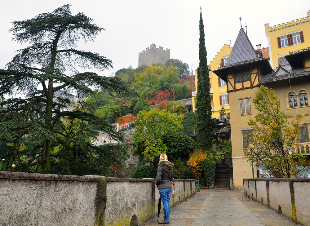 ...Blick zum Pulverturm...der Pulverturm, von der Burg Ortenstein, die ursprünglich das Steinachviertel überragte, ist nur mehr der zinnenbewehrte Pulverturm übriggeblieben. Dieser wurde im 18. Jh. als Lager für Schießpulver genutzt, wovon er auch seinen Namen erhalten hat...