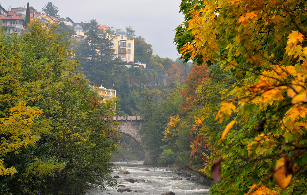 ...Meran im Herbst 2012, entlang der Passer Richtung Kurhaus und Zentrum...