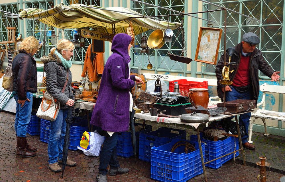 ...Trödelmarkt in Meran, Daniela beim Feilschen...