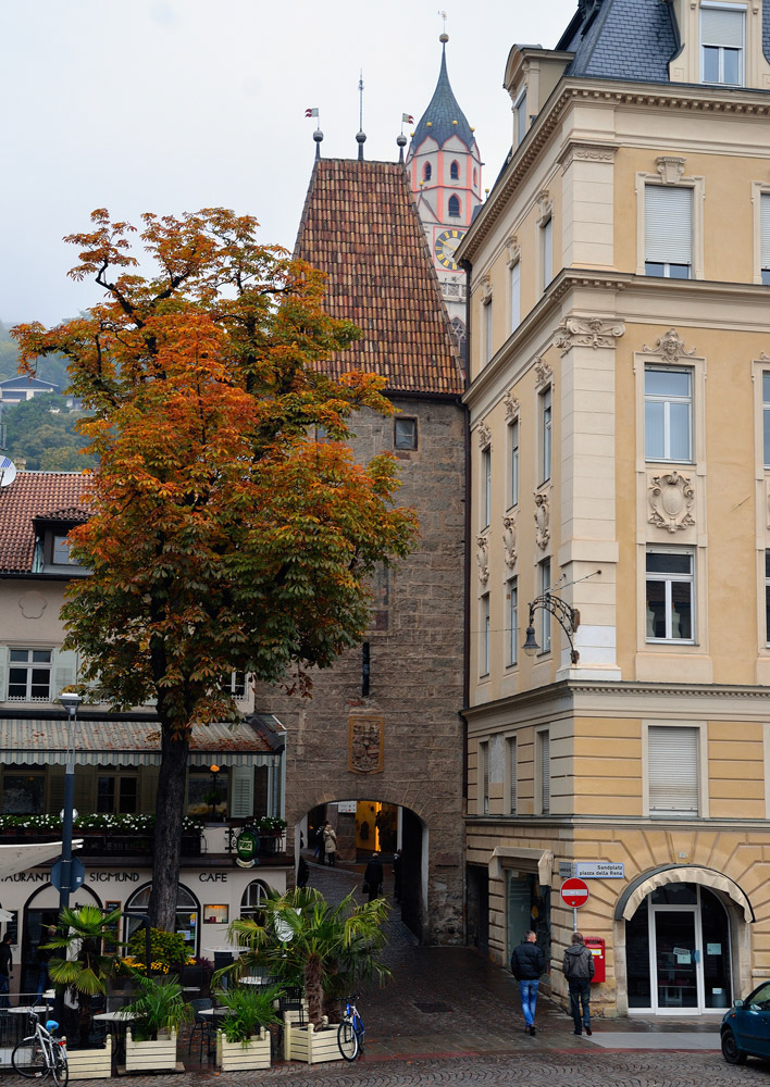 ...vom Kurpark blickt man zum Bozner Tor in Meran...