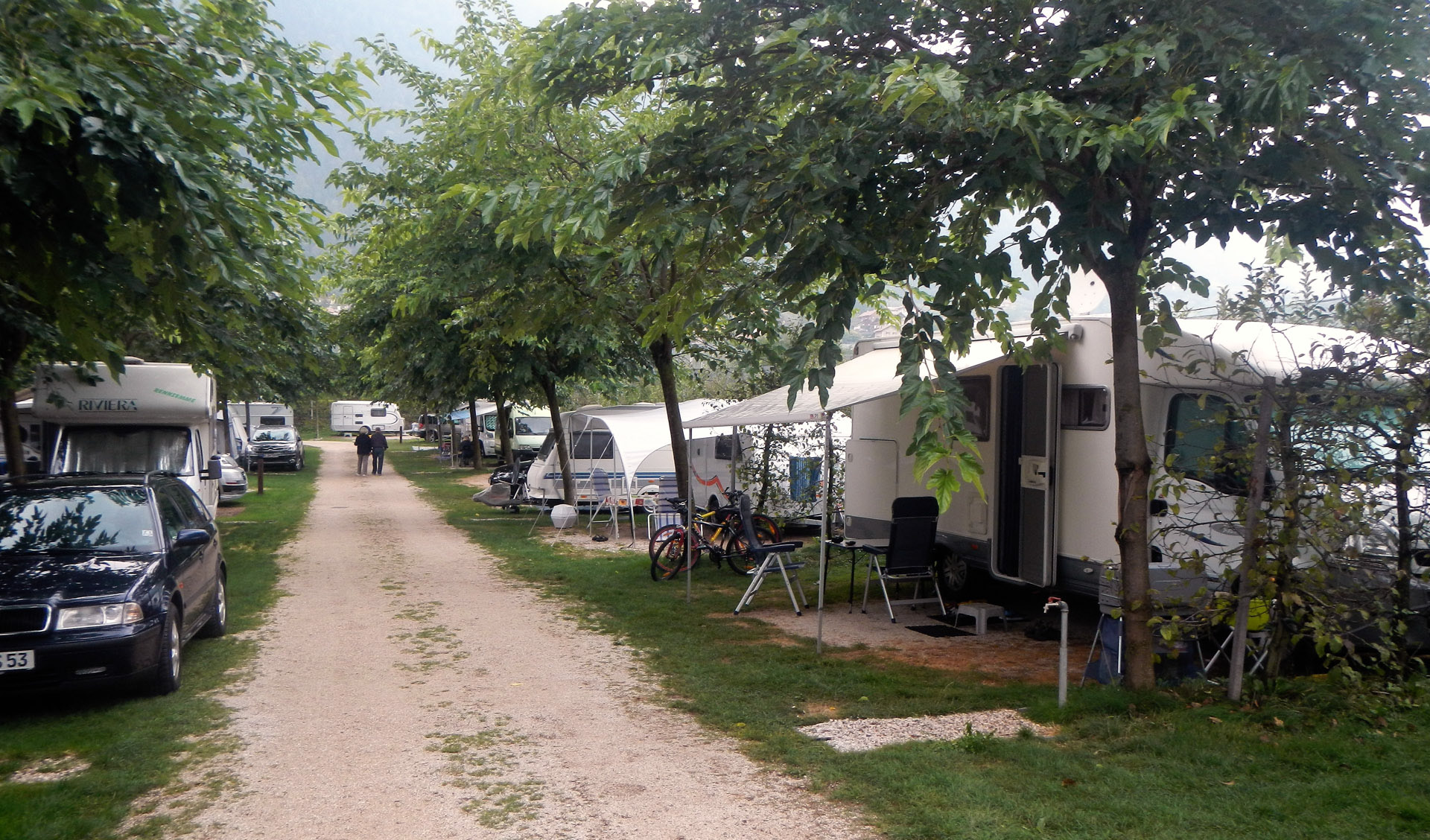 28.9. Am sp�n Vormittag k�n wir dann die Parzelle Nr.7 beziehen. Es ist zwar ein wenig eng, aber selber schuld, wenn man nicht reserviert. Den restlichen Tag verbringen wir mit Campingplatz inspizeren, Faulenzen, Smalltalk mit unseren holl�ischen Nachbarn und auch das ein oder andere Bierchen wird geleert...