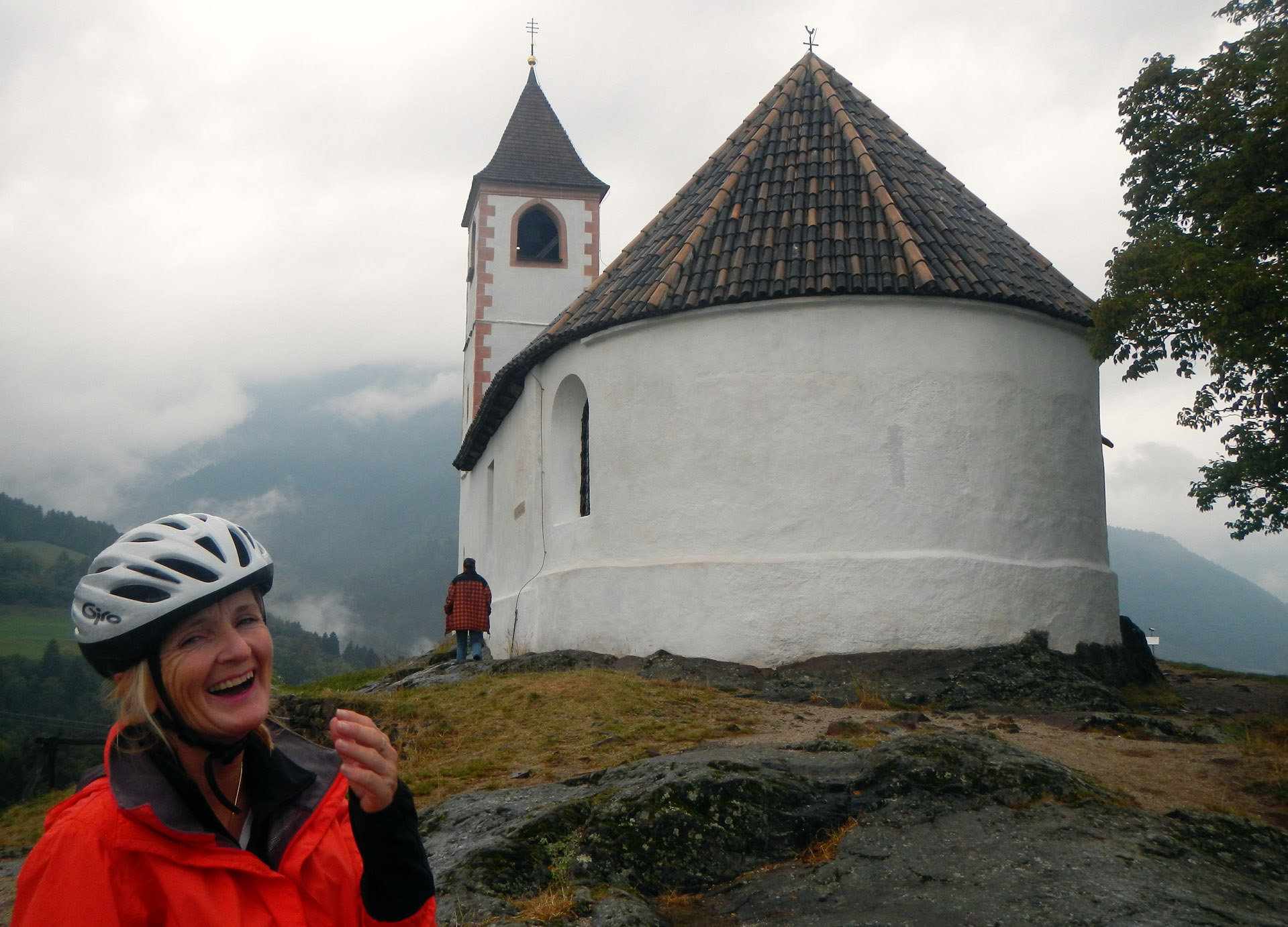 Nach 15 Min. Anstieg erreichen wir die Kapelle St. Hippolyt.Die Kirche zum Hl. Hippolyt wurde 1286 erw�t und im Jahr 1340 erbaut. Hier befindet sich die �este Glocke der Pfarrei (1556).
