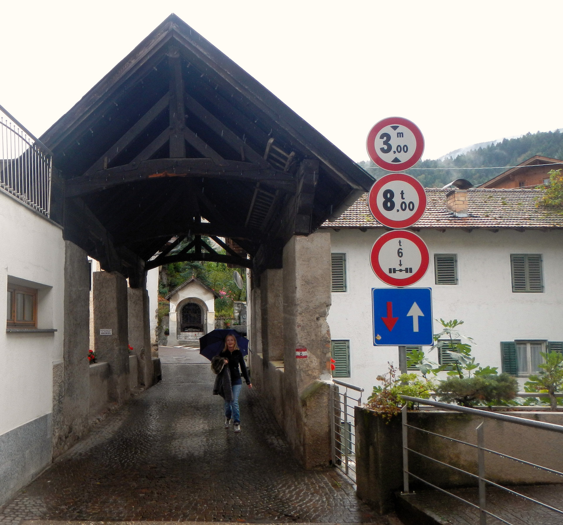 Prissan, die alte Br�ber den Bach ist eine Engstelle im Dorf. Wer von Nals aus hierher f�t, kommt daran nicht vorbei.