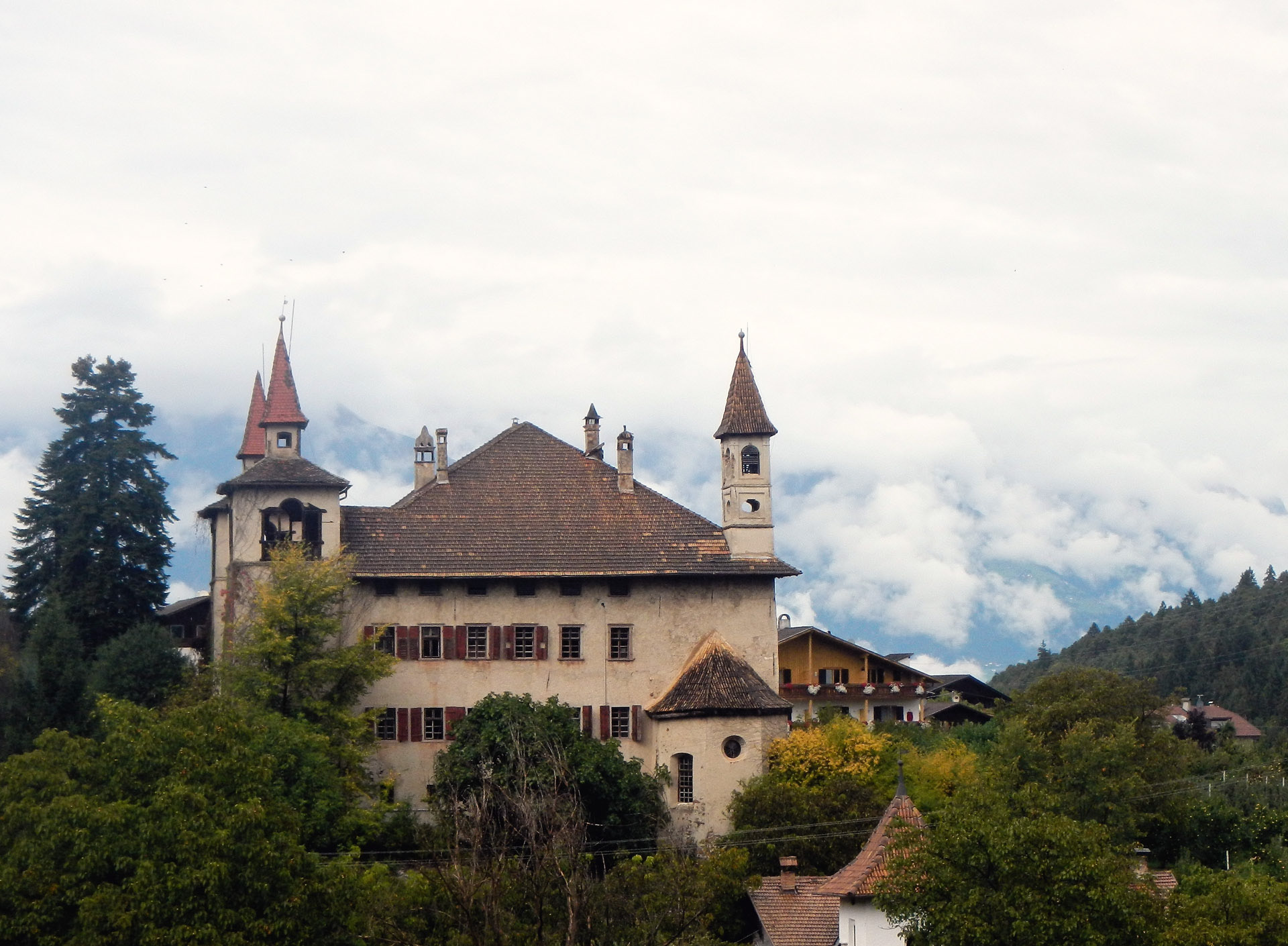 Die Fahlburg in Prissian z�t zu den sch�en Renaissanceschl�rn S�ls. Die regelm�ge quadratische Burganlage reicht ins 13. Jahrhundert zur�er sehr alte Ansitz Fahlburg geht in seiner heutigen Renaissanceform auf einen Umbau im 17. Jhrdt. zur�as Geb�e diente als Sommerresidenz und Gerichtssitz. Wir spazieren weiter zum Schloss Katzenzungen...
